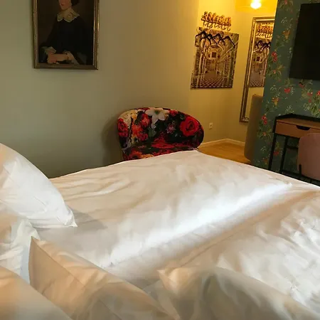 Levres Hotel *