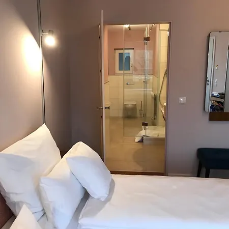 Levres Hotel *